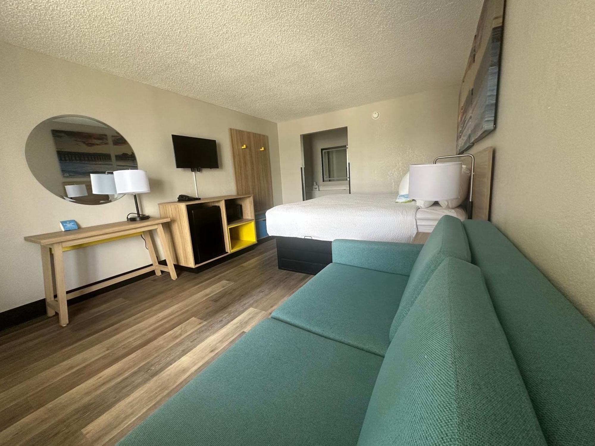 Deluxe King Room with Sofa Bed - Non-Smoking